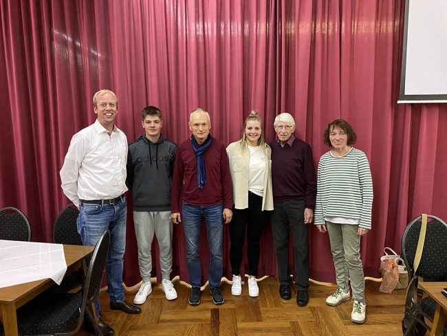 Die anwesenden Geehrten v.l.: Arne Wohl(1. Vorsitzender), Jonas Plankert, Dieter Schmidt, Rahel Rodehaus, Friedrich Borgmann und Martina Gieseking (2. Vorsitzende)